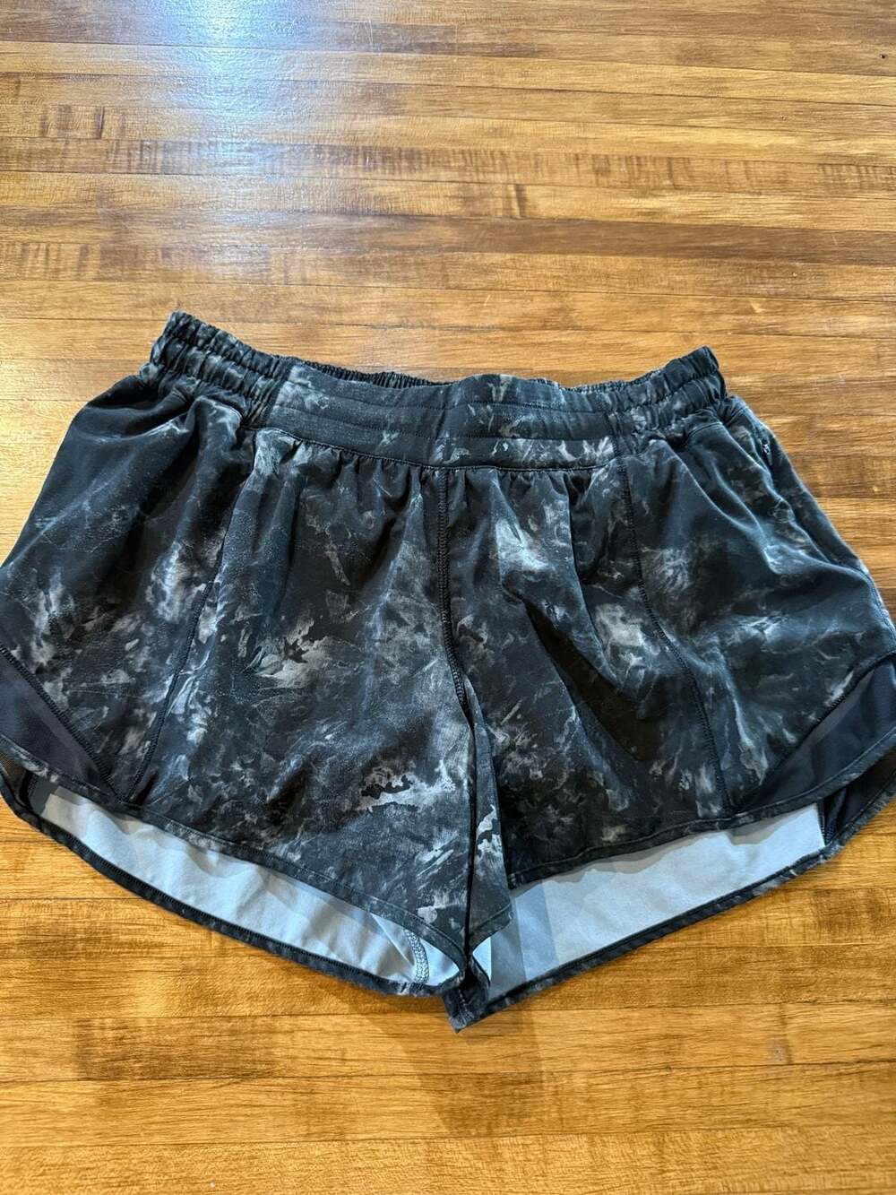 Lululemon Hotty Hot LR Lined Short 2.5" Aquila Black Multi Size 10 (r1)